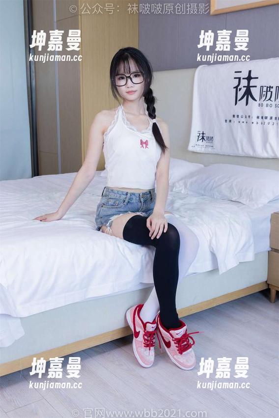袜啵啵 - 在苏苏的运动鞋里，去掉圣光的浮华，作品呈现出一种反套路的美感。
