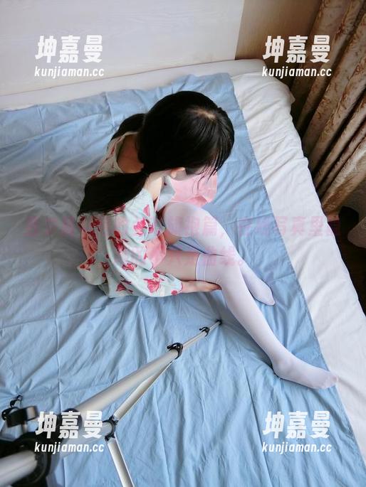 西尔酱与她的兰草旗袍篇，在线写真里隐藏的不只是曲线。