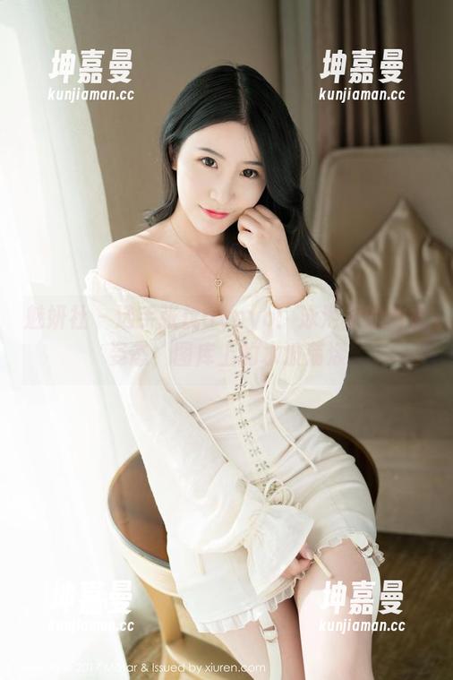 魅妍社 - 选手张优ayoyo：泳池里的放松姿态，图库上的水波荡漾