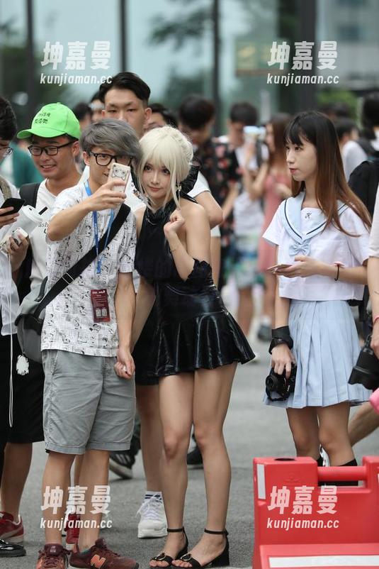 魔镜街拍 - 楼楼的原图奇遇：白色连衣裙的舞动日常