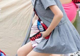 魔镜街拍：看这小百褶裙美女，福利与原图的绝妙纠缠。
