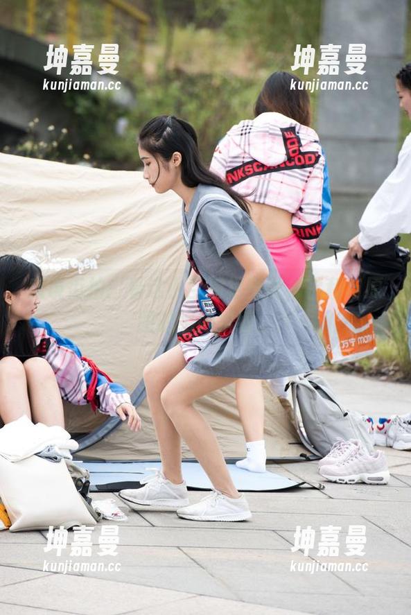 魔镜街拍：看这小百褶裙美女，福利与原图的绝妙纠缠。