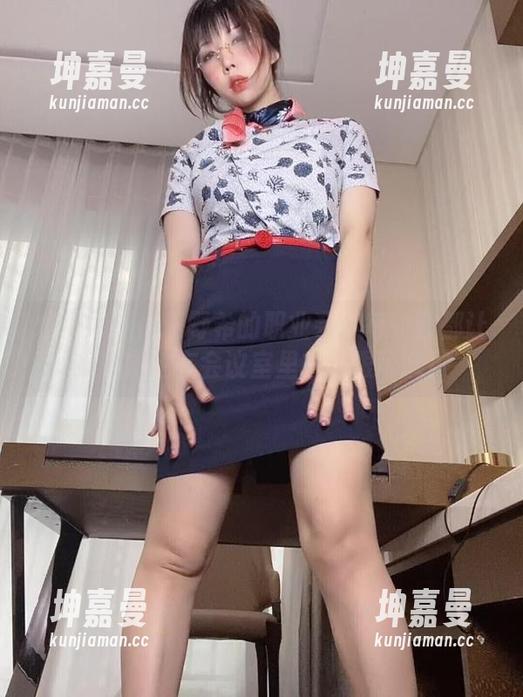 精挑细选！鹿野希的职业装：每一套都让我想象她在会议室里的无限可能！